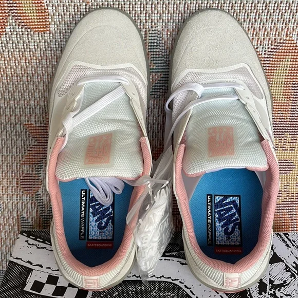 Vans WMNS Ave
White/Powder Pink
VN0A5JIB890
Sneakers - Picture 15 of 16